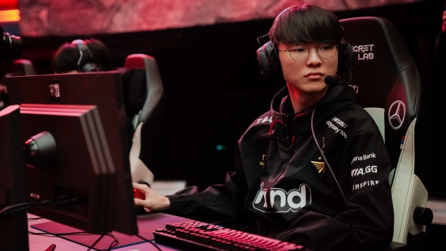 Faker looking over at his teammate's screen at Worlds 2023.